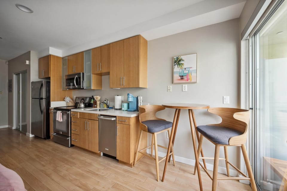 Coffee/tea facilities, Kitchen or kitchenette, Dining area, dishwasher, oven, stove, toaster