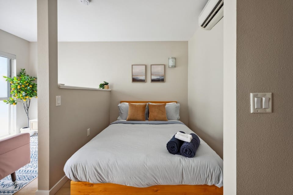 Bed, Photo of the whole room, Bedroom, towels, air conditioner