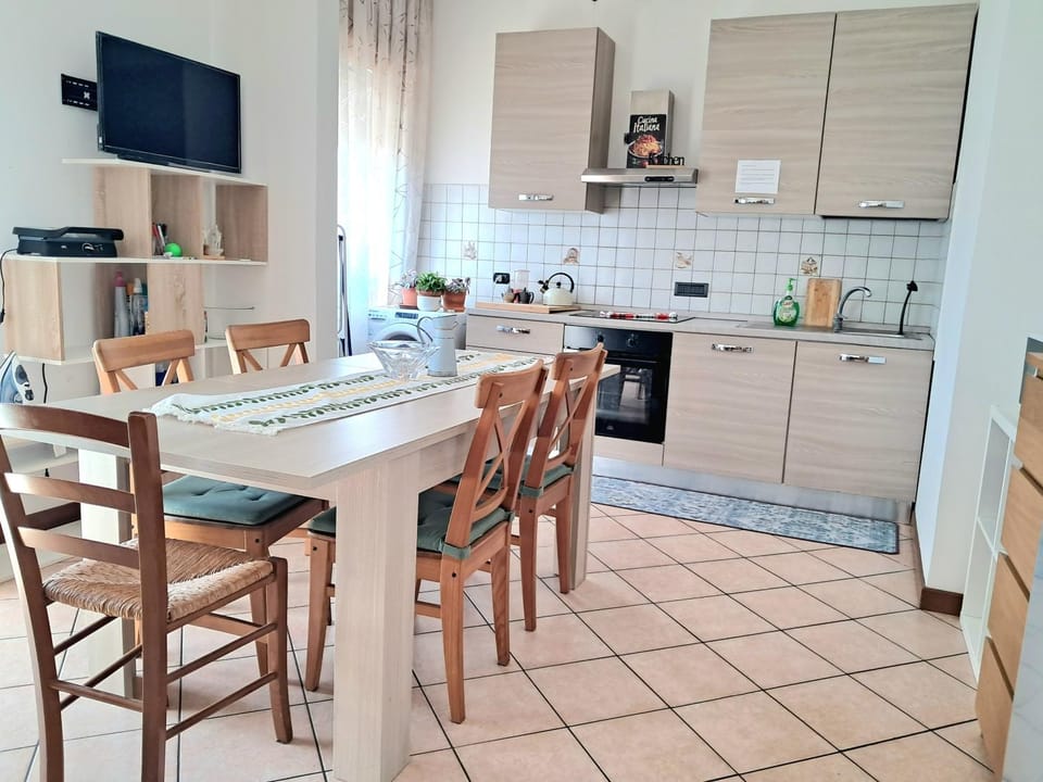 Kitchen or kitchenette, Seating area, Dining area, oven, stove, toaster