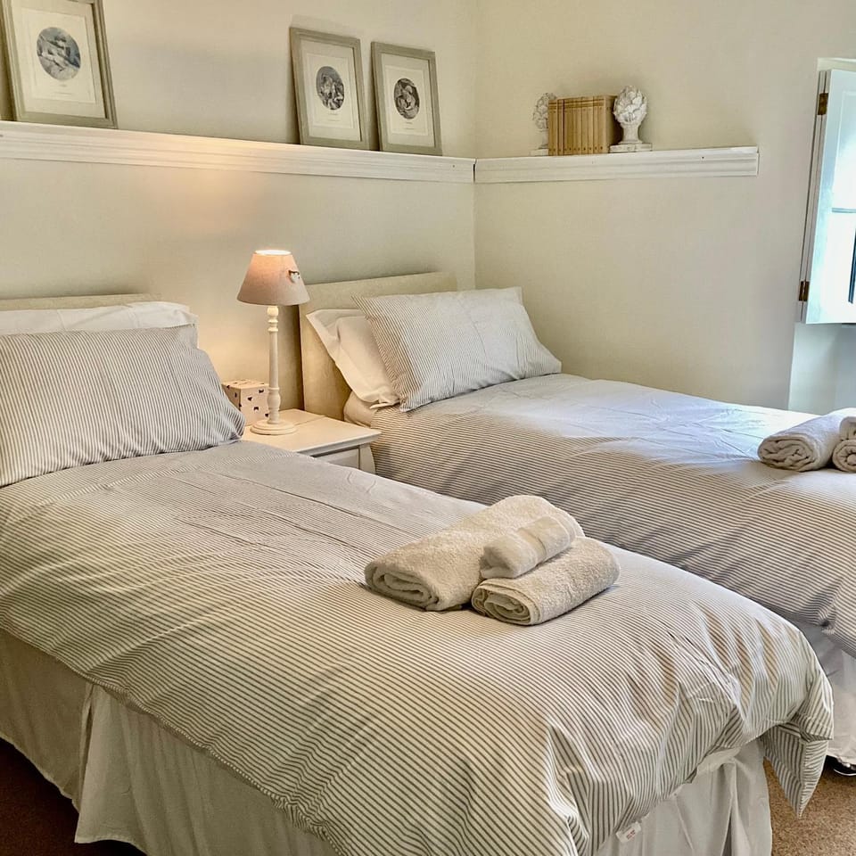 Photo of the whole room, Bedroom, Breakfast, towels