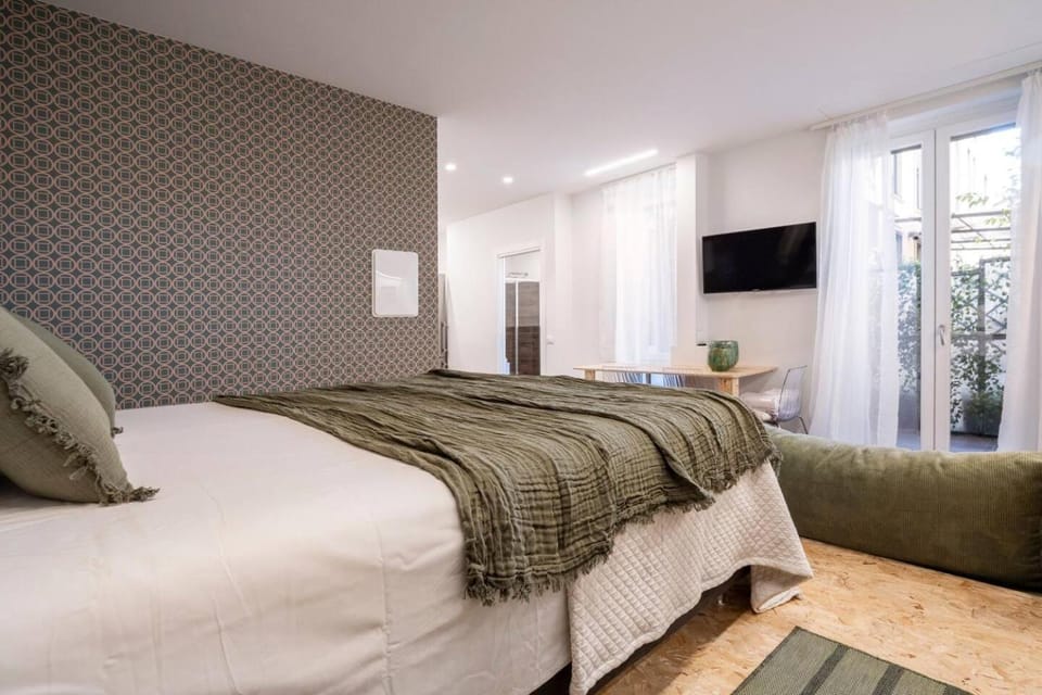 Bed, TV and multimedia, Bedroom