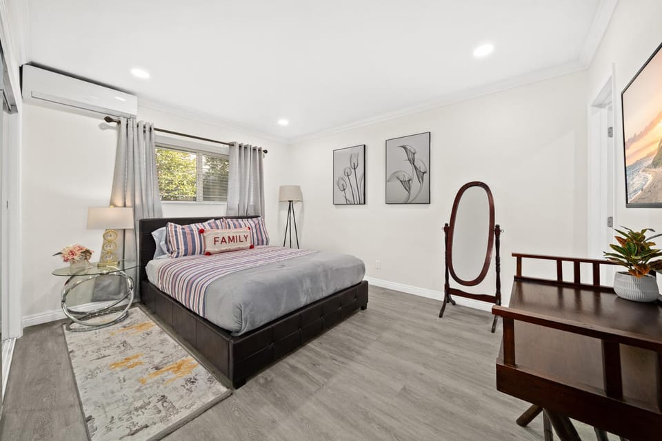 Bed, Photo of the whole room, Bedroom