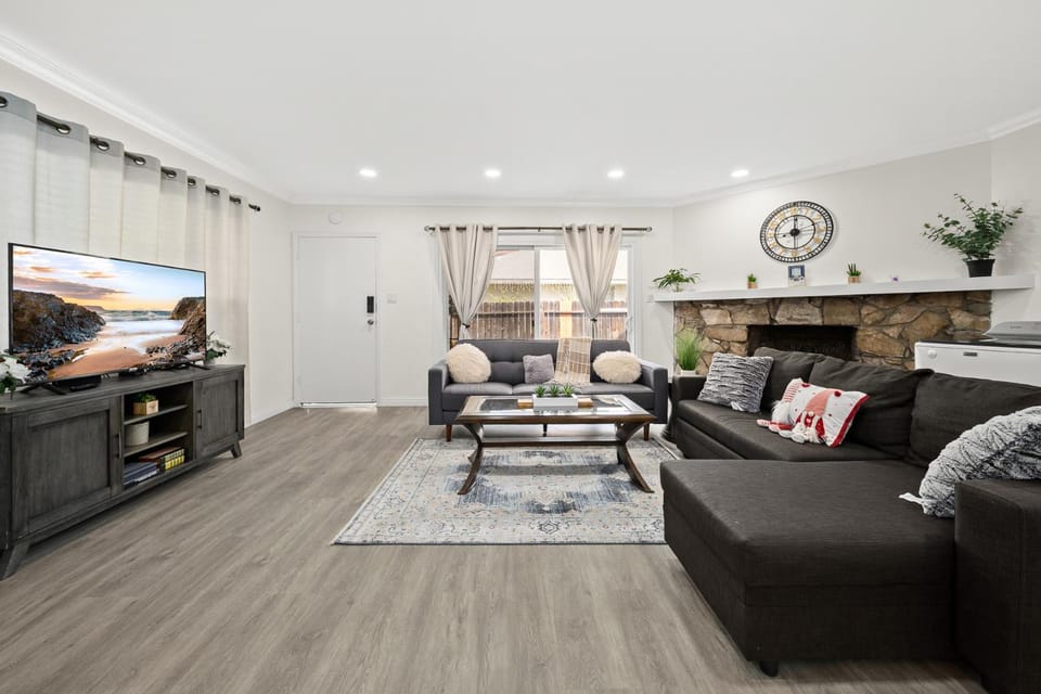 Communal lounge/ TV room, TV and multimedia, Living room, Seating area