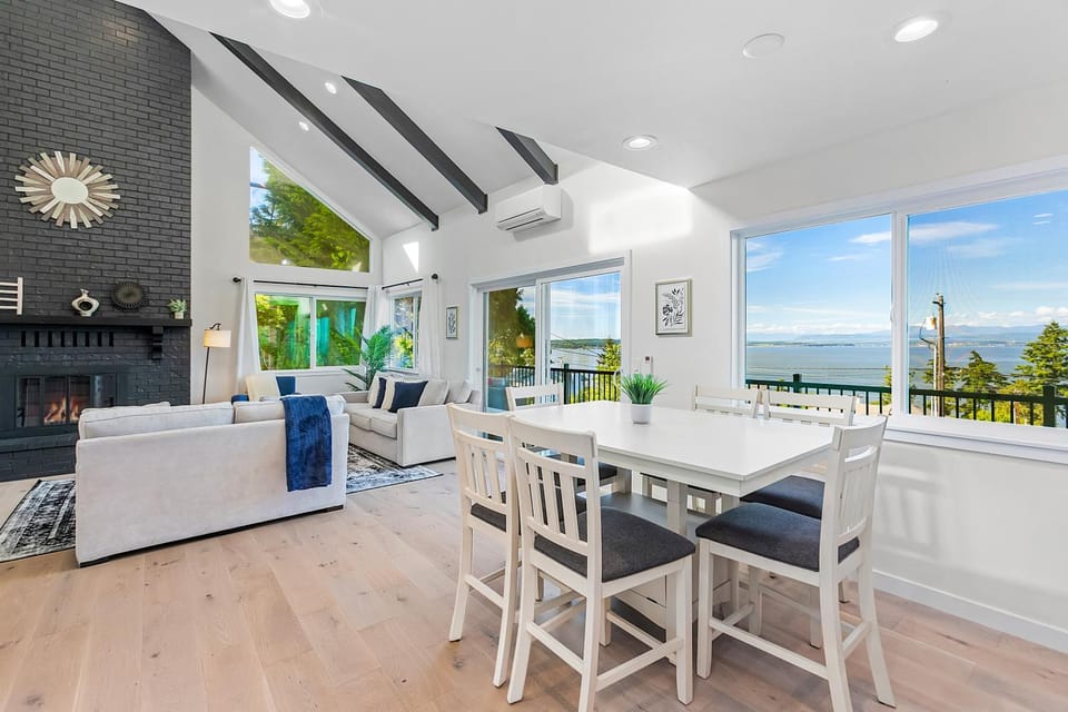 Peaceful Island Getaway, Port Susan views with BBQ & Playroom Apartment in Camano Island