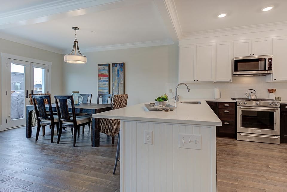 Kitchen or kitchenette, Dining area, dishwasher, oven, pet friendly, stove