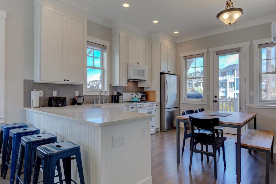 Coffee/tea facilities, Kitchen or kitchenette, Seating area, Dining area, dishwasher, oven, stove