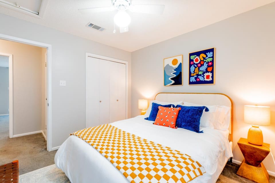 Bed, Photo of the whole room, Decorative detail, Bedroom, wardrobe