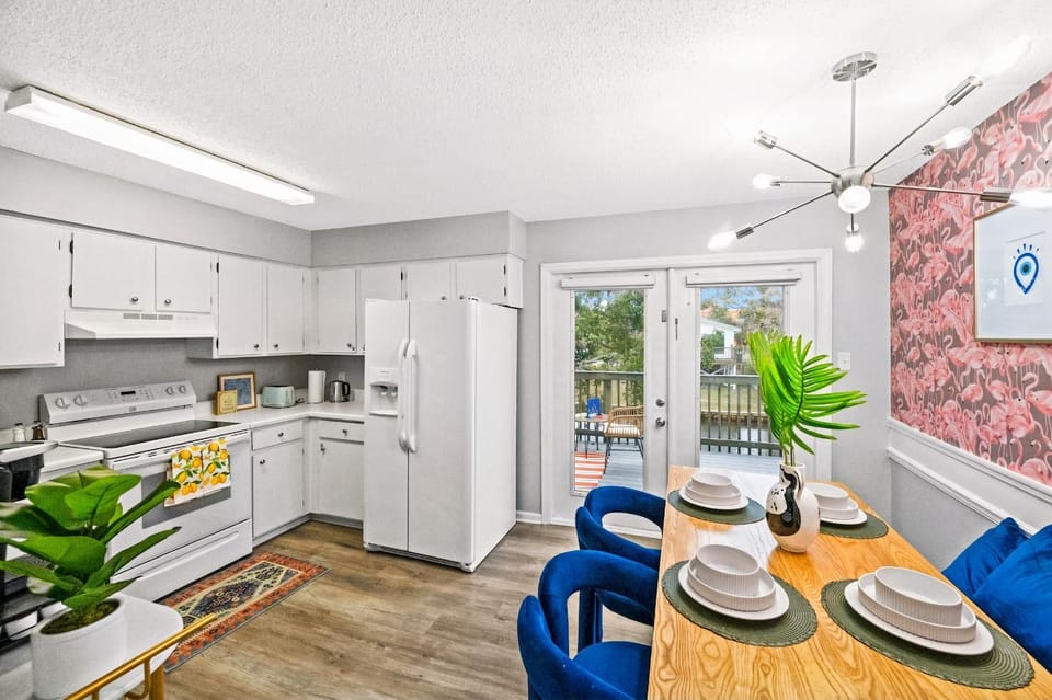 View (from property/room), Balcony/Terrace, Kitchen or kitchenette, Dining area, microwave, oven, stove, toaster, kitchen
