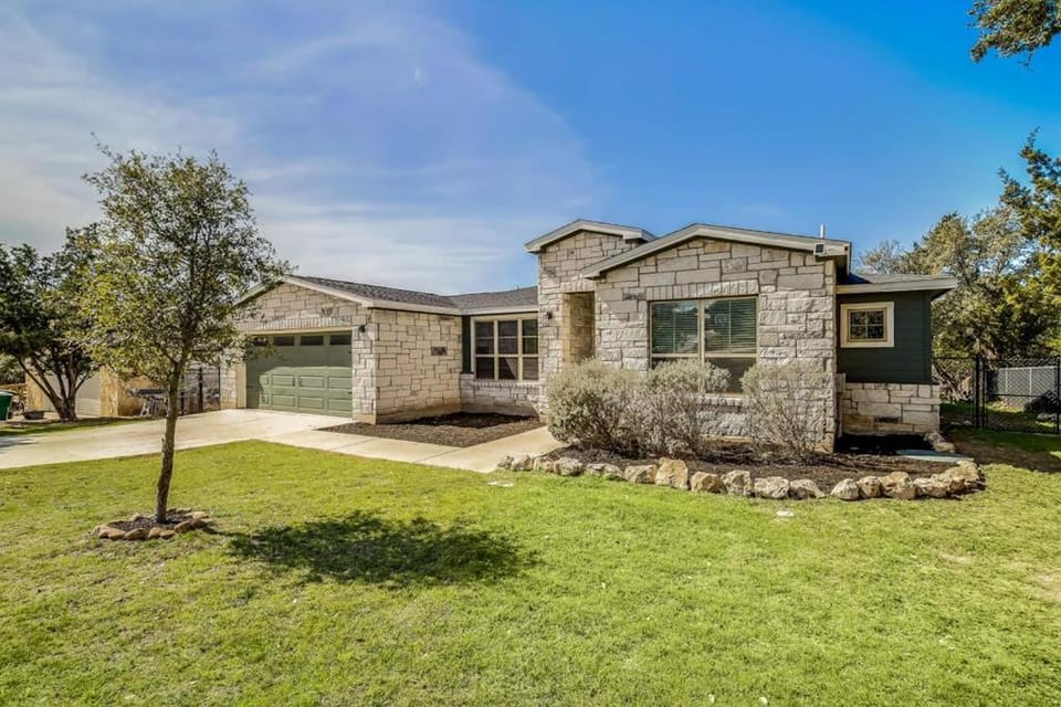 Property building, Day, Natural landscape, Garden, Garden view