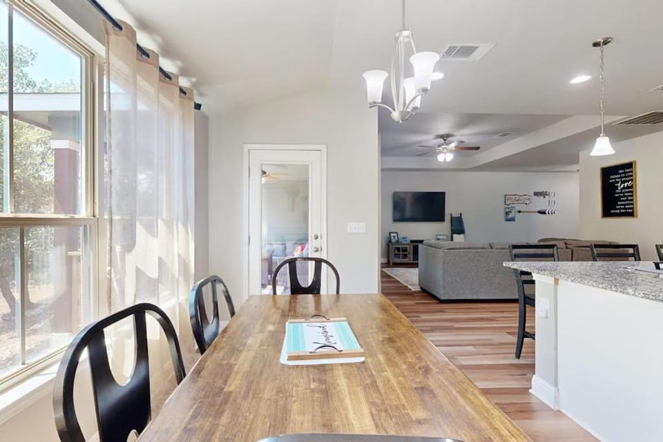 TV and multimedia, Living room, Seating area, Dining area