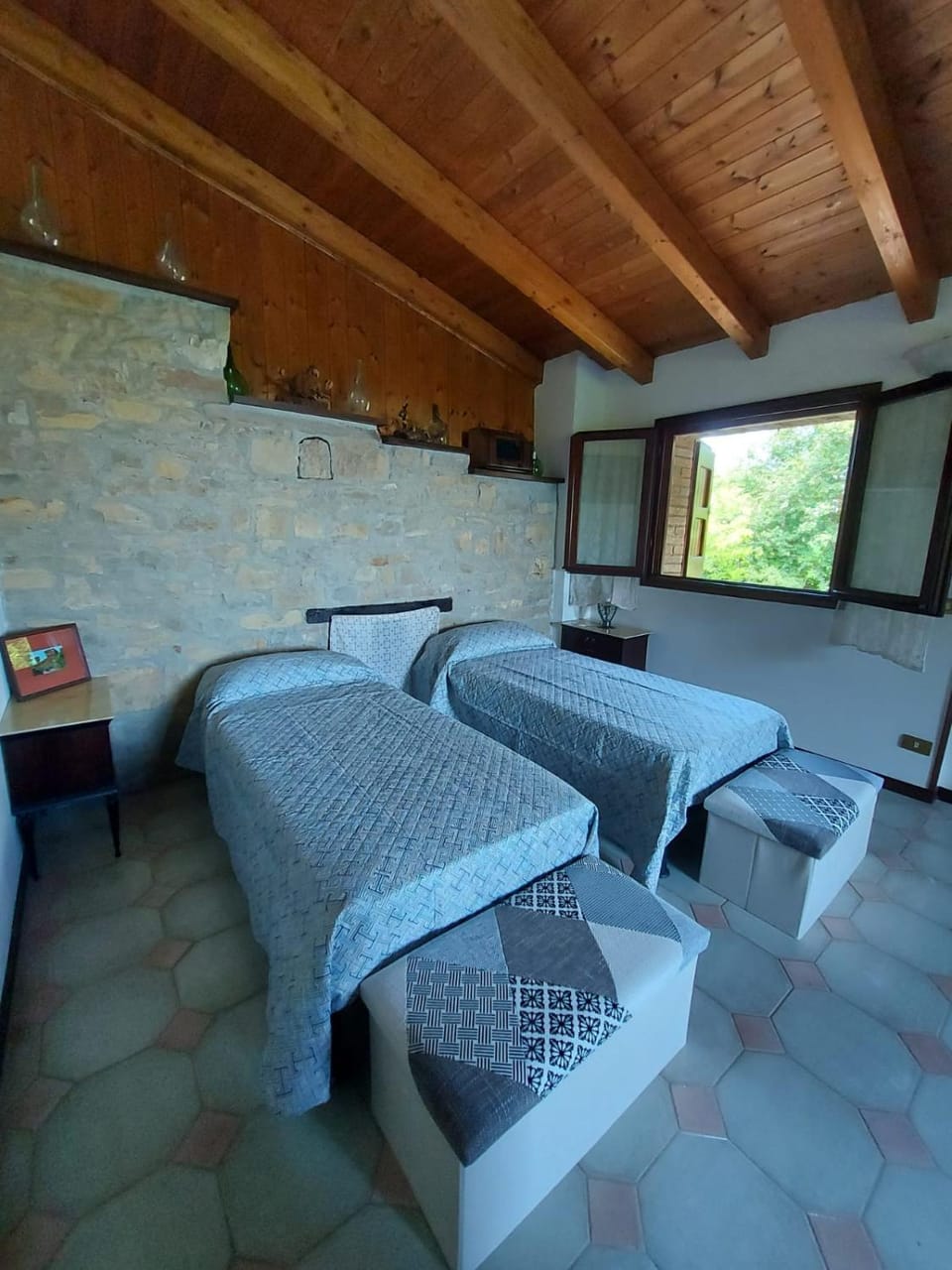 Photo of the whole room, Bedroom