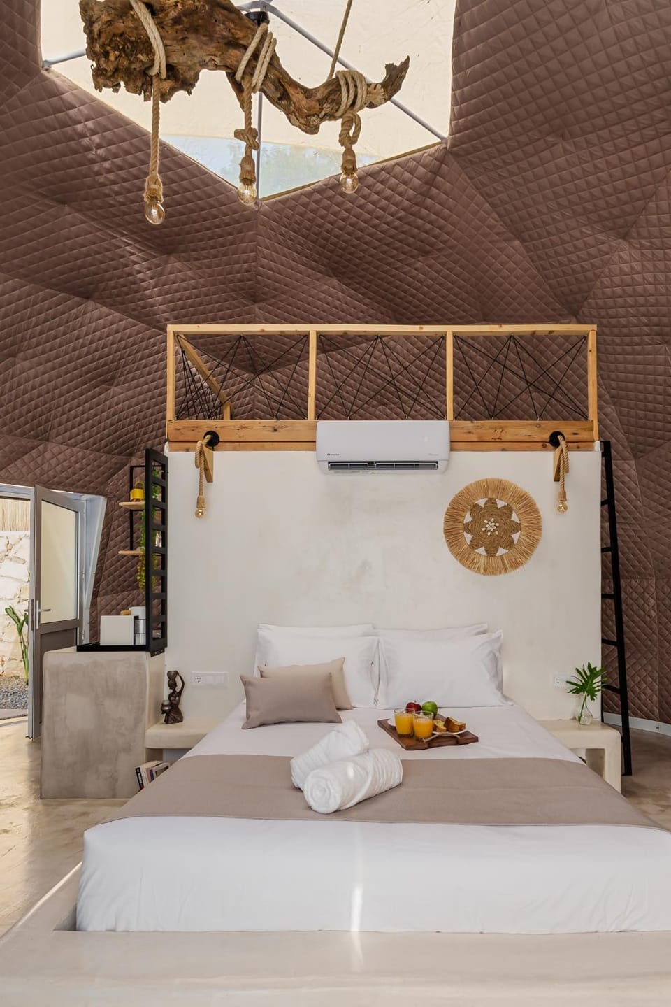Bed, Photo of the whole room, Seating area, Bedroom