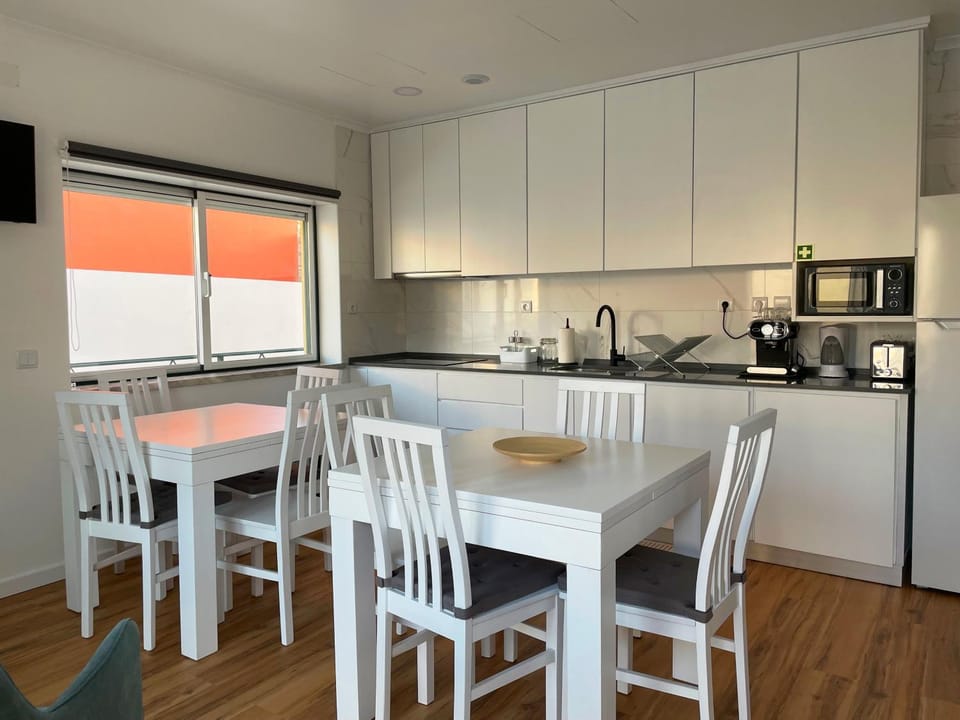 Coffee/tea facilities, Kitchen or kitchenette, Dining area, oven, stove, toaster