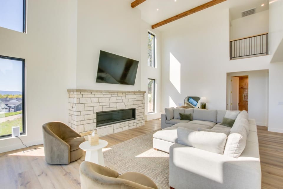 Luxe Retreat w/ Theater Room: Walk to Bear Lake! House in Garden City