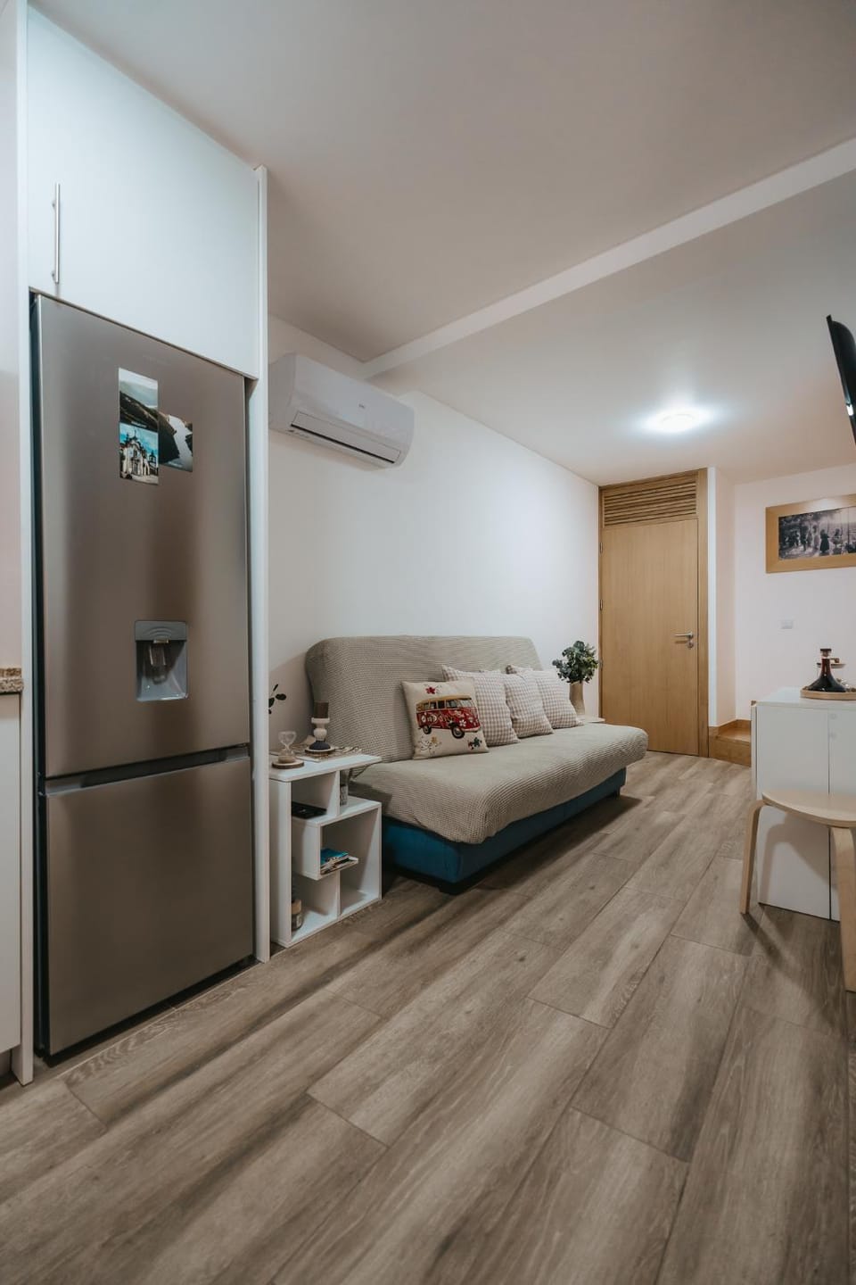 Bed, TV and multimedia, Kitchen or kitchenette, Living room, Photo of the whole room, Seating area, Dining area, oven, wardrobe