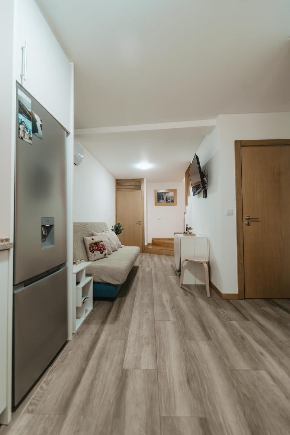 Bed, TV and multimedia, Kitchen or kitchenette, Living room, Photo of the whole room, Seating area