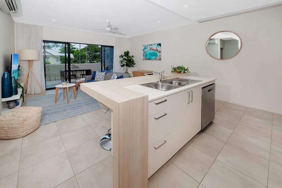 Coastal 2-Bed with Parking & Pool by the Ocean Apartment in Cairns