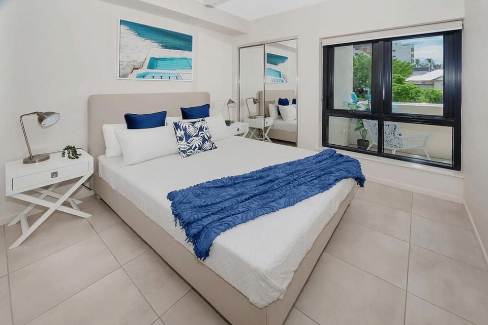 Coastal 2-Bed with Parking & Pool by the Ocean Apartment in Cairns