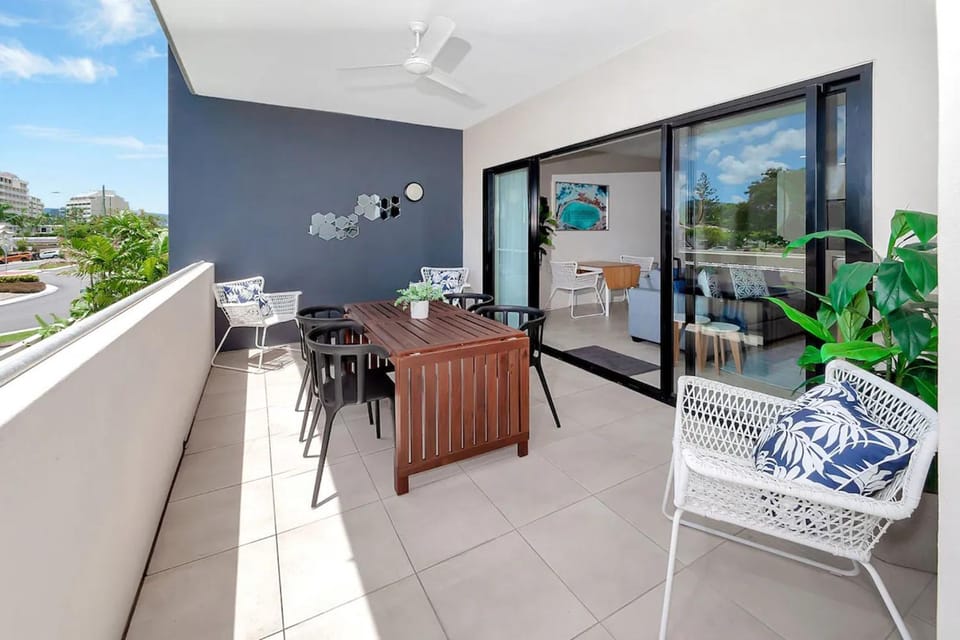 Coastal 2-Bed with Parking & Pool by the Ocean Apartment in Cairns