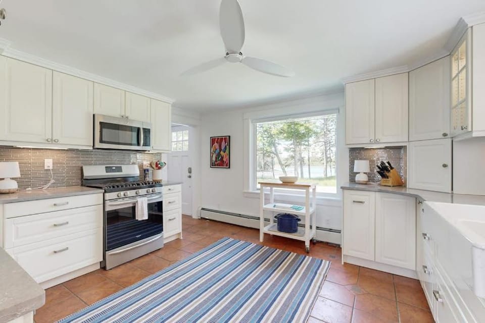 Kitchen or kitchenette, oven, stove