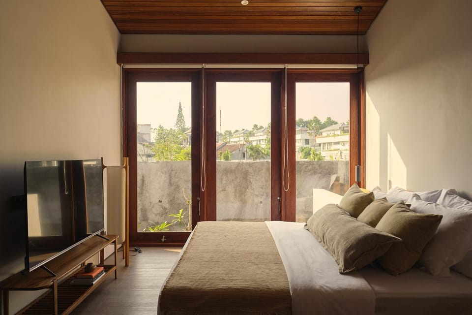 Bed, TV and multimedia, Bedroom