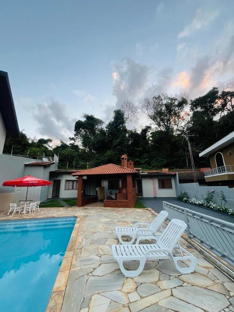 Casa no Centro de Águas de Lindóia com Piscina House in Águas de Lindóia