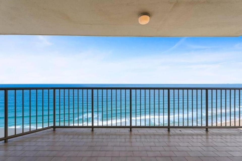 Level 29 - OceanFront 2B at Imperial Surf - Hosted by Coastal Letting Co. Apartment in Surfers Paradise