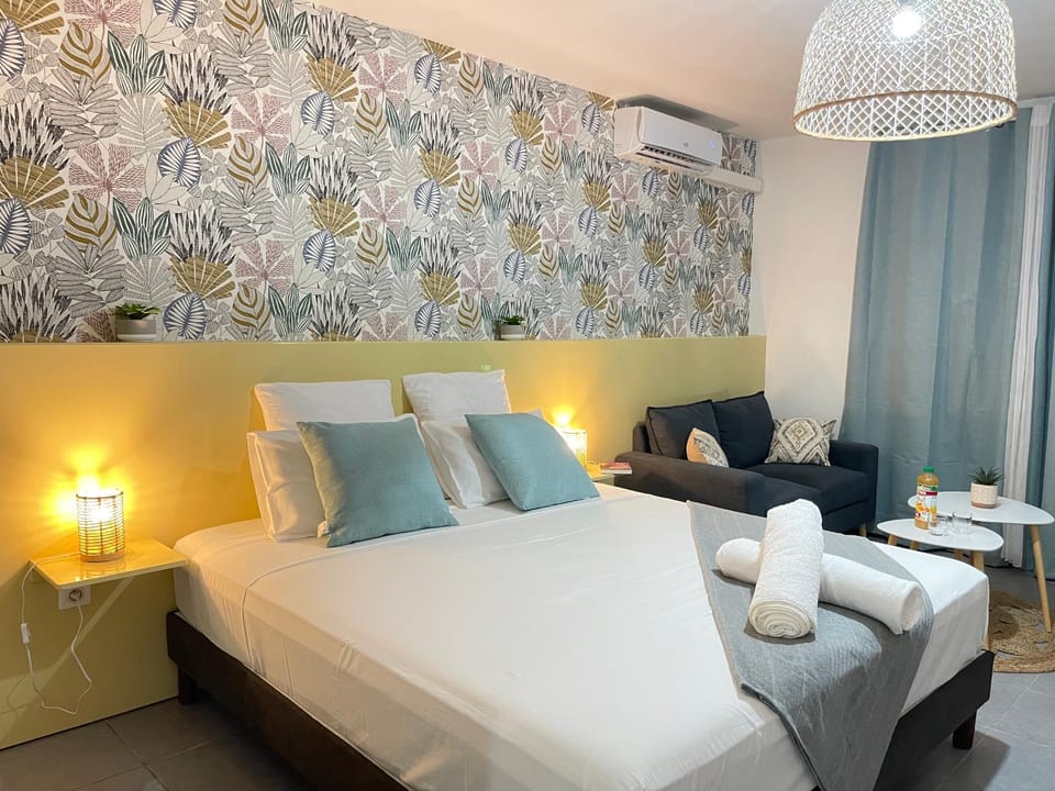 Bed, Living room, Photo of the whole room, Seating area, Bedroom, air conditioner