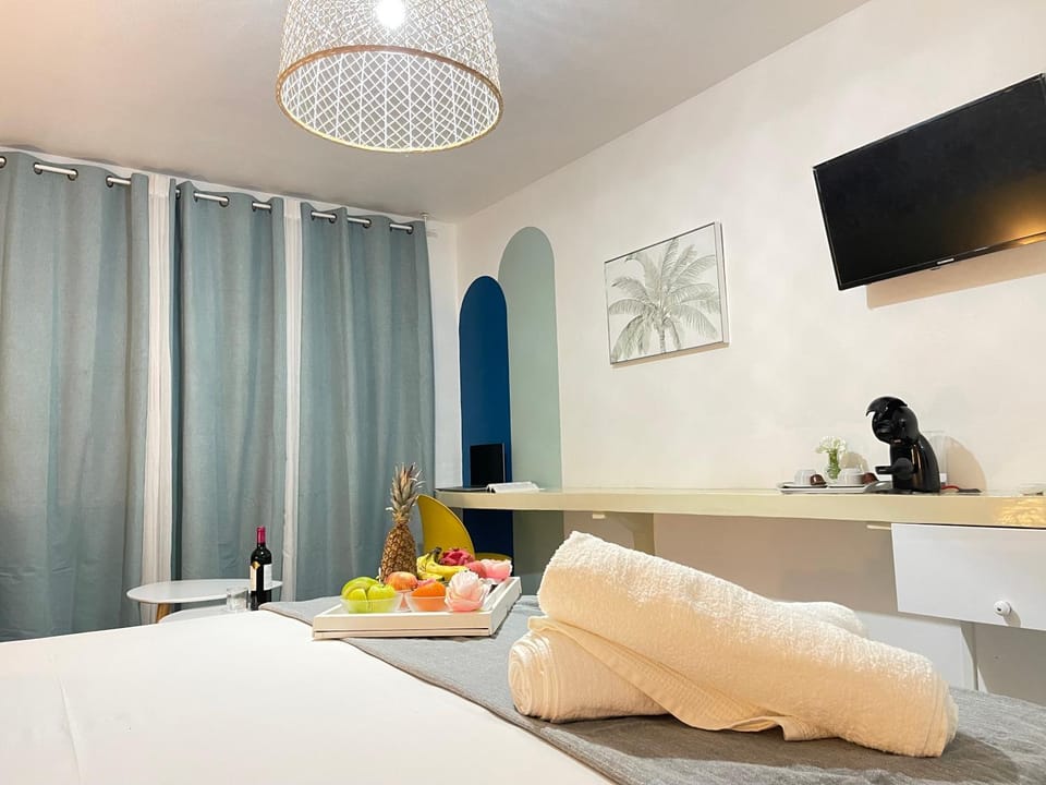 Bed, TV and multimedia, Food and drinks, Photo of the whole room, Bedroom, Food