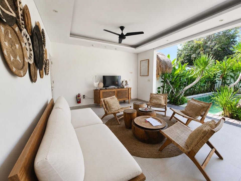 Day, Kitchen or kitchenette, Dining area, Swimming pool