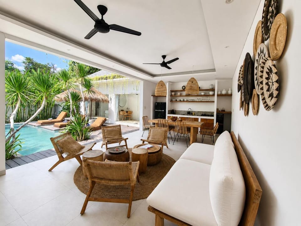 TV and multimedia, Living room, Seating area, Dining area, Pool view