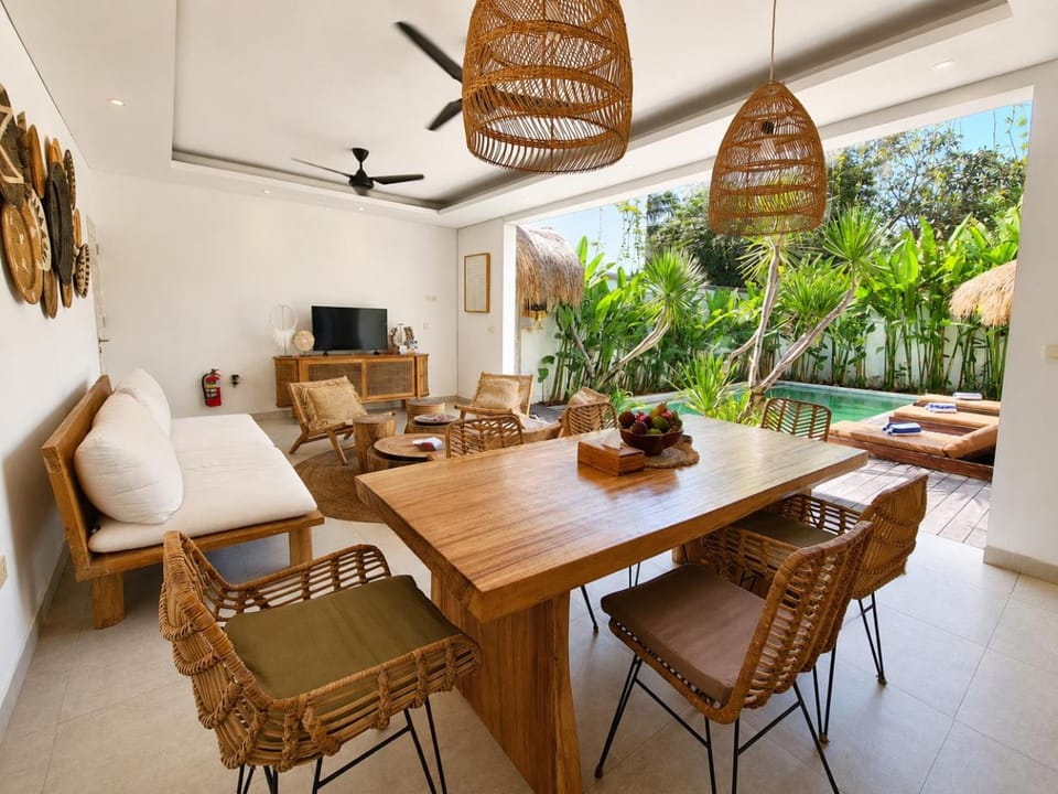 TV and multimedia, Living room, Seating area, Dining area, Pool view