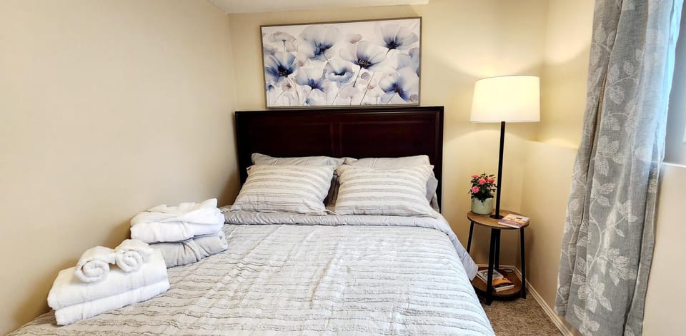 Bed, Photo of the whole room, Bedroom, towels