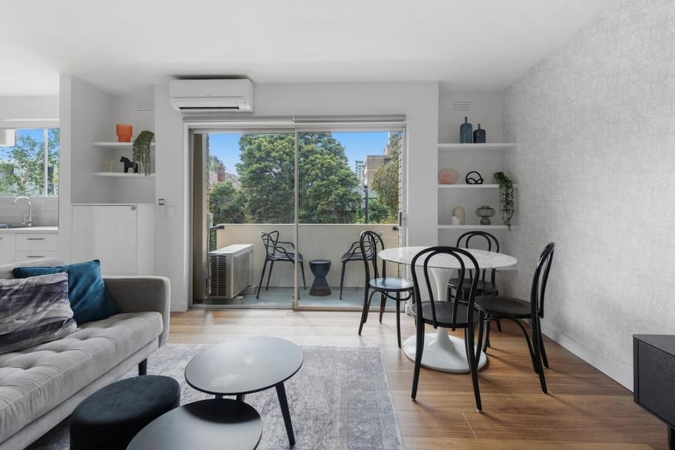 Newly Renovated South Yarra 2BR Apt with parking Apartment in Melbourne