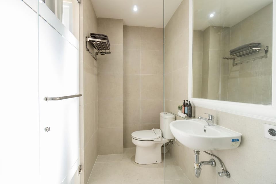 Toilet, Bathroom, towels
