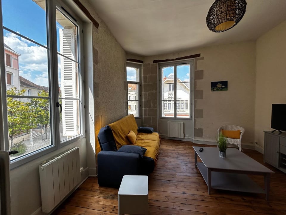 Charmant T2 en centre-ville, 1er étage, La Roche-Posay, pour 4 pers, animaux bienvenus - FR-1-541-107 Apartment in Nouvelle-Aquitaine