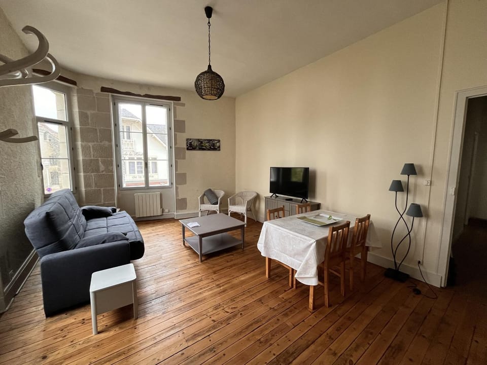 Charmant T2 en centre-ville, 1er étage, La Roche-Posay, pour 4 pers, animaux bienvenus - FR-1-541-107 Apartment in Nouvelle-Aquitaine