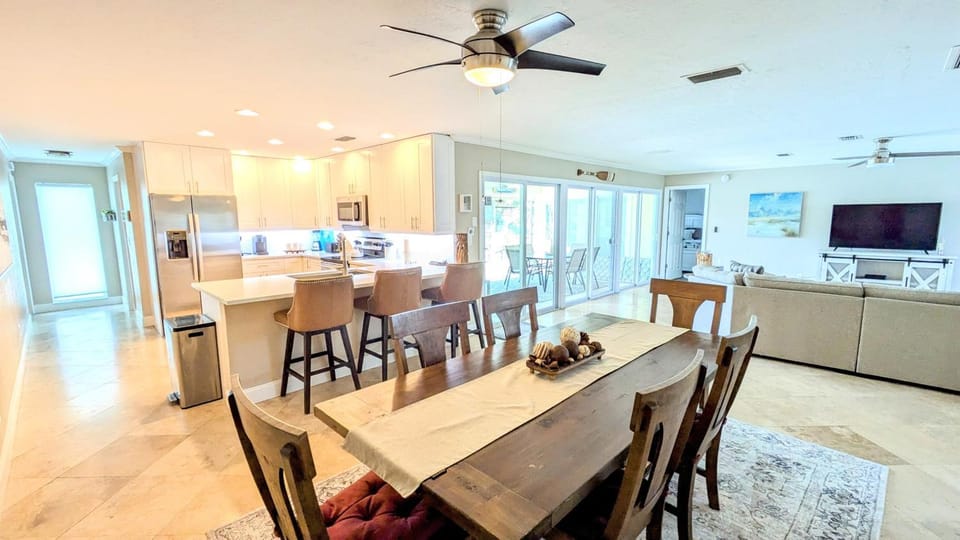 Dining area, kitchen