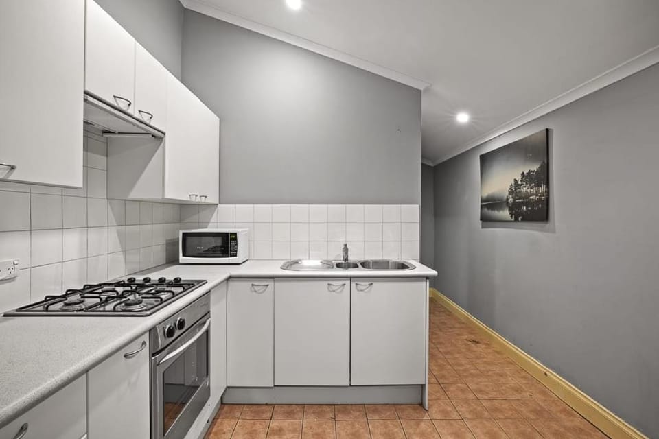 Cozy Single Room - Seconds to Central Station - Nearby CBD USYD UTS - Shared Bathroom Bed and Breakfast in Surry Hills