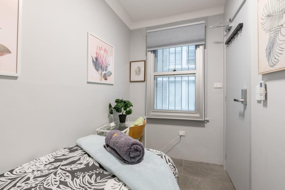 Chic Single Room - AC - Next to Central Station - Nearby CBD USYD UTS Top Viewed Bistros - Shared Bathroom Bed and Breakfast in Surry Hills
