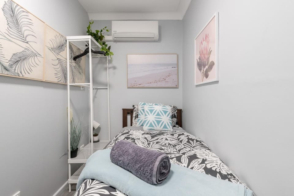 Chic Single Room - AC - Next to Central Station - Nearby CBD USYD UTS Top Viewed Bistros - Shared Bathroom Bed and Breakfast in Surry Hills