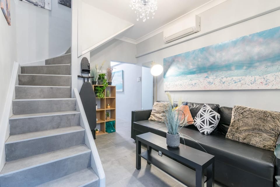 Chic Single Room - AC - Next to Central Station - Nearby CBD USYD UTS Top Viewed Bistros - Shared Bathroom Bed and Breakfast in Surry Hills