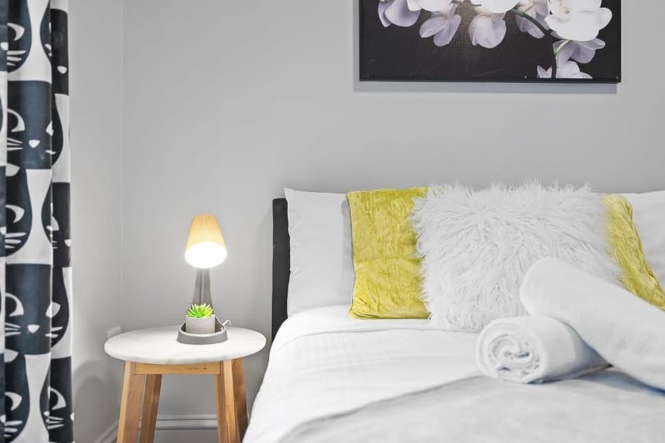 Prime Double Room - AC - Seconds to Central CBD - Near UTS& USYD& Darling Harbour& High Rated Restaurants - Shared Bathroom Bed and Breakfast in Surry Hills