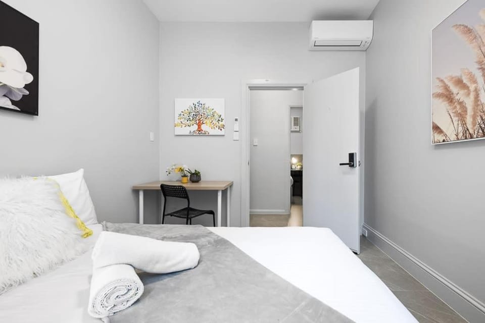 Prime Double Room - AC - Seconds to Central CBD - Near UTS& USYD& Darling Harbour& High Rated Restaurants - Shared Bathroom Bed and Breakfast in Surry Hills