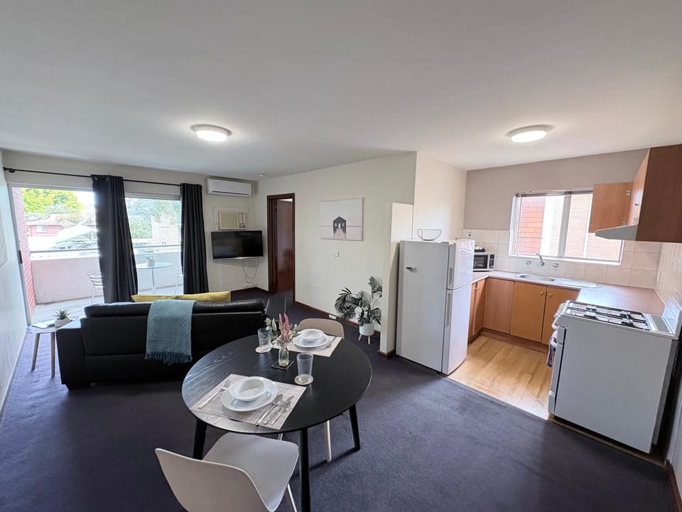 TV and multimedia, Kitchen or kitchenette, Seating area, Dining area, oven, stove