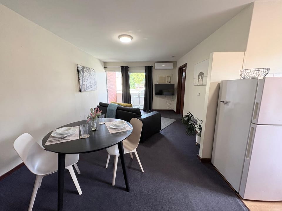 Kitchen or kitchenette, Living room, Seating area, Dining area, oven
