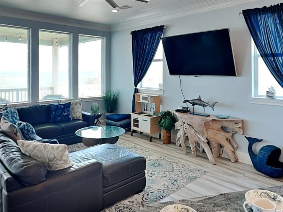 TV and multimedia, Living room, Seating area, Sea view, furniture