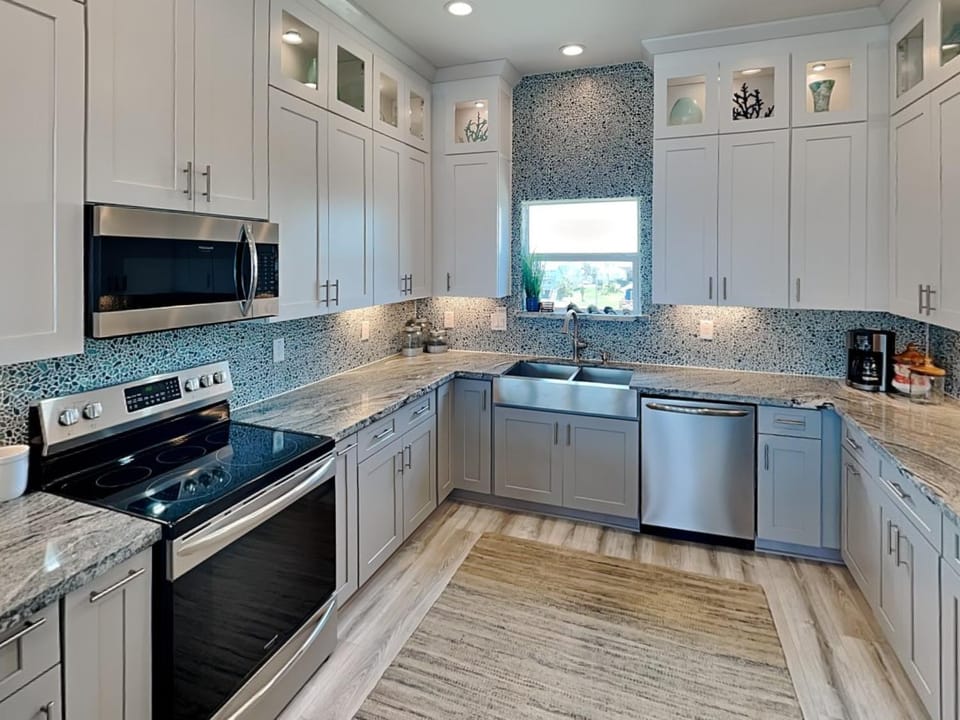 Kitchen or kitchenette, dishwasher, microwave, stove