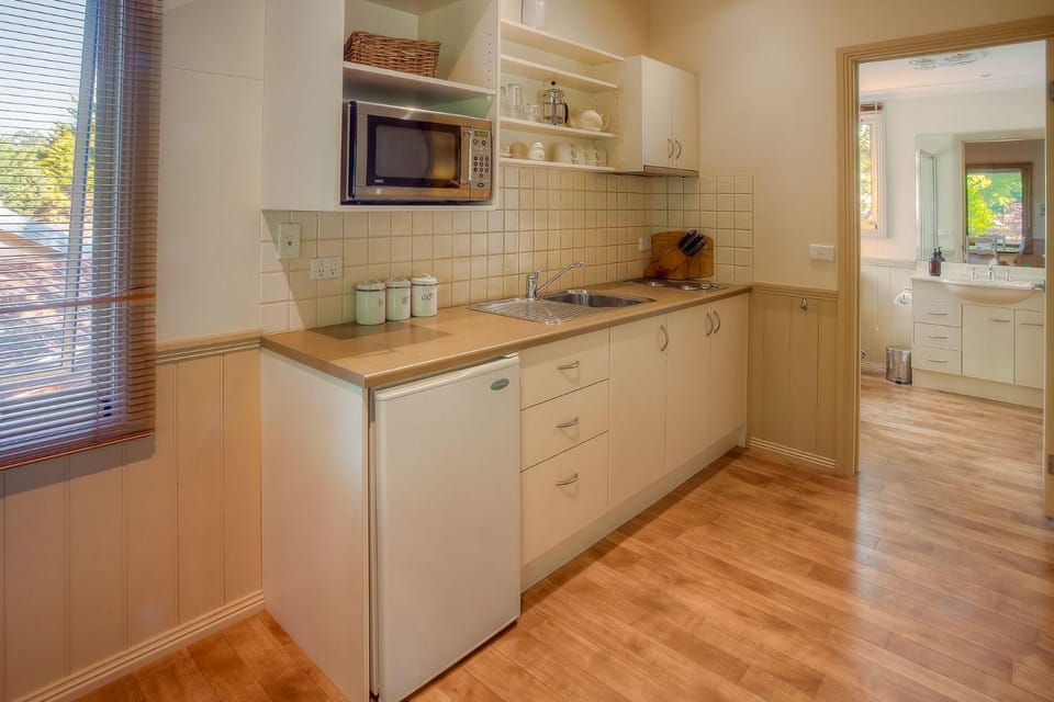 Kitchen or kitchenette, microwave, stove