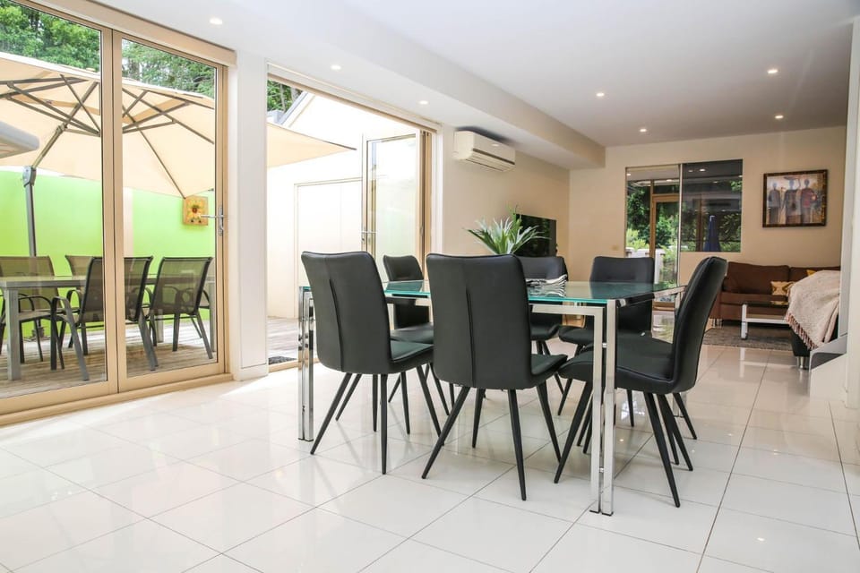 Patio, Living room, Seating area, Dining area, heating, air conditioner